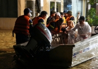 Xót xa gia cảnh thiếu tá công an đột tử khi trực lũ: Bố đẻ mới mất 69 ngày, bỏ lại vợ và hai con nhỏ bơ vơ