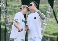 Khung hình lịch sử showbiz Việt: Bộ đôi duyên nợ Duy Mạnh - Tuấn Hưng chạm tay song ca cực tình!