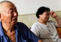 Anh tôi kiếm 100 triệu/tháng, vậy mà ngày bố mẹ xây nhà xong, người ta đến yêu cầu bán nhà trả nợ cho anh ấy