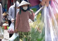 Choáng với số lượng túi nilon 'thu hoạch' sau một buổi đi chợ