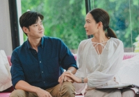 Đến thăm công ty chồng, thấy nhân viên nữ mải mê chơi game không chịu làm việc, tôi định cho nghỉ việc thì lại bị chồng đuổi về trông con