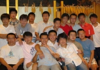 Đi họp lớp, bạn học giàu cười nhạo người khác vì không có tiền: Lớp trưởng nói 9 từ khiến anh ta xấu hổ, phải âm thầm trốn về 
