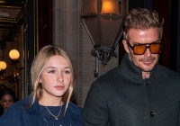Tiểu thư Harper nhà Beckham đeo chiếc vòng cổ rẻ nhất bộ sưu tập rời Paris nhưng người bình thường khó mua được