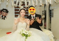 Cầu thủ U23 Việt Nam từng là đồng đội của Quang Hải, Văn Hậu cưới vợ, cô dâu xúng xính khoe 'vàng đeo trĩu cổ'
