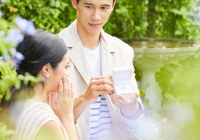 Nhận được món quà bất ngờ từ bạn trai, mở ra xem thấy nhẫn kim cương gần 50 triệu, tôi chua xót nghĩ đến gia đình anh