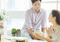 Kỉ niệm 10 năm ngày cưới, chồng nấu bát mì tôm tặng vợ nhưng lại đeo vào tay tôi một chiếc nhẫn kim cương