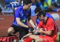 Khoảnh khắc Văn Toàn đau đớn mặt nhăn như sắp khóc vì chấn thương, chưa bao giờ tuyển Việt Nam lại khủng hoảng như thế!