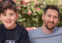 Dàn cầu thủ nhí “tươi hết cỡ” vì được chụp cùng Messi, cậu út 6 tuổi lại có hành động khiến tất cả bật cười