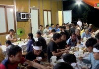 Bữa cơm chung đầu tiên của người dân Làng Nủ sau trận lũ quét kinh hoàng: Họ động viên nhau nén đau thương, xây dựng cuộc sống mới