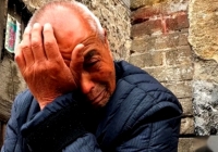 Cho hàng xóm vay tiền trả nợ, 35 năm sau con trai anh ta gõ cửa nhà tôi: Mở quà được tặng, tôi òa khóc nức nở