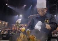 Bức ảnh đầu bếp xào nấm bùng nổ khắp MXH Việt, Trung, Hàn vì 1 chi tiết trùng hợp đến khó tin