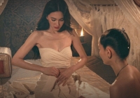 Cảnh nóng dạy Mai Davika thị tẩm gây bão mạng vì một chi tiết
