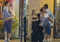 Cậu út nhà Beckham quấn quýt không rời bạn gái hơn 10 tuổi, bà Victoria có động thái mới với “con dâu tương lai”