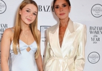 Tiểu thư Harper nhà Beckham xinh đẹp lộng lẫy cùng Victoria nhận giải thưởng đặc biệt