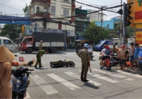 Người mẹ chở con gái đi học về bị xe bồn cán tử vong ở TP.HCM: Chồng nạn nhân khóc nấc tại hiện trường 