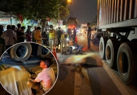 Đến trường đón con đi học về, người phụ nữ bị xe container cán tử vong thương tâm: Người chồng thất thần ngồi bên thi thể vợ