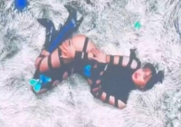 Hình ảnh Lisa hở hang gây tranh cãi khắp mạng xã hội 