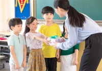 Chuyện cô giáo ở TP.HCM trả lại phong bì 50 ngàn đồng: Muốn tỏ rõ thành ý với giáo viên, 3 câu sau còn hiệu quả hơn tặng quà