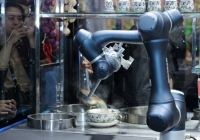 Cận cảnh robot thông minh nấu phở tại Lễ hội văn hóa ẩm thực Hà Nội năm 2024 