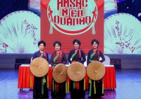 NSND Thúy Cải cùng các liền anh, liền chị mang Quan họ đến với Thủ đô