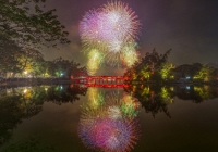 Ngắm màn pháo hoa bùng nổ rực rỡ chào năm mới 2025 tại Hà Nội