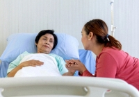 Ngày mẹ chồng xuất viện, bà cho con dâu 5 triệu nhưng tôi từ chối và không muốn ở bên cạnh bà thêm một giây phút nào nữa