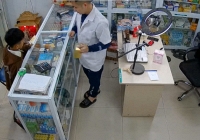 'Bố con mất rồi', câu trả lời của cậu bé một mình đi mua thuốc cho mẹ khiến ai nấy nghẹn lại