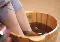 10 tác dụng bất ngờ của việc ngâm chân với nước gừng