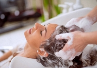 Nguy cơ sức khỏe tiềm ẩn khi gội đầu tại tiệm