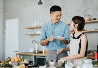 Nhìn anh nhân viên của chị dâu mặc tạp dề chặt thịt gà thoăn thoắt, tôi nói một câu làm anh ấy kinh ngạc