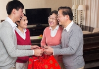 Chồng cản vợ biếu ông bà ngoại 5 triệu ăn Tết, đến khi nhìn túi quà anh biếu 2 người thì tôi giật mình ngã ngửa