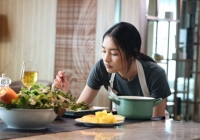 Mấy ngày Tết, tôi vất vả việc thờ cúng, đón tiếp khách nhà chồng, đến Mùng 3 thì nhận được câu nói 'không thể đắng cay' hơn