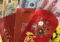 Mọi năm đều dùng tiền mừng tuổi để mua vàng ngày Thần Tài cho các con, năm nay giá vàng 'ngất ngưởng', mẹ 2 con đành chọn phương án khác