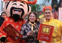 Rộn ràng ngày vía Thần Tài: Người dân 'đua nhau' mua vàng cầu may