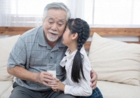 Nửa đêm, bố chồng gõ cửa phòng con dâu, còn cầm một thứ trên tay khiến tôi vừa thương vừa bực