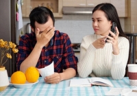 Mẹ vợ đến nhà chơi, chồng tôi đã bưng ra đĩa rau luộc và đĩa cá, mẹ tôi vừa ngửi qua thì nổi giận đùng đùng