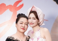 Mẹ Hòa Minzy trả lời phỏng vấn, tiết lộ 10 chữ về chuyện con gái nuôi dạy cháu trai mà ai nấy quá đồng tình