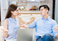 Mượn điện thoại của chồng, tôi giật mình hoảng hốt khi biết anh ấy đang lên kế hoạch phụng dưỡng mẹ vợ trong khi không có đồng tiền nào