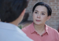 Ăn liên hoan công ty, nhìn người phục vụ bóc tôm, tôi giật mình thốt gọi 'mẹ vợ', hôm sau đi làm, sếp cho tôi nghỉ việc