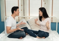 Sáng sớm, chồng ném sổ tiết kiệm vào người tôi kèm theo câu rít gào nặng nề: Số tiền bán đất bố mẹ cho khiến gia đình khủng hoảng