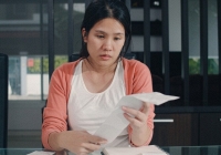 Về thăm bố chồng, ông dắt tôi vào trong phòng riêng, dúi cho một thứ khiến nước mắt tôi rơi lã chã