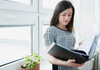 Mẹ chồng lương hưu 60 triệu/tháng, khi nằm viện không có một đồng nào trong người, đọc những dòng ghi chú trong cuốn sổ mà cả nhà chết điếng