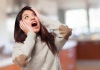 Bố chồng không có lương hưu, tôi vẫn chăm sóc chu đáo, lúc hấp hối, ông đưa tôi cái gối rách rồi thì thào: 'Cho con dâu'