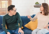Trách chồng lương cao mà không đưa cho vợ, anh đáp trả một câu khiến tôi cứng họng, chỉ biết tự oán trách gia đình mình