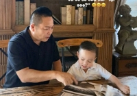Nhóc tỳ nhà Bảo Thy ra dáng 'tổng tài nhí', thần thái chuẩn doanh nhân tương lai khi cùng bố đọc sách