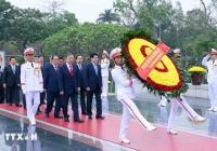 Lãnh đạo Đảng, Nhà nước vào Lăng viếng Chủ tịch Hồ Chí Minh nhân kỷ niệm 50 năm Thống nhất đất nước