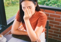  Bố chồng đưa 200 triệu, yêu cầu tôi ký giấy khước từ tài sản, tôi bật cười đưa ra tờ giấy xét nghiệm làm ông hoảng loạn