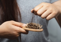 Gel giống dầu gội giúp bệnh nhân hóa trị giảm rụng tóc