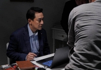  Hứa Vĩ Văn căng thẳng diễn cùng đàn cá trê trong phim kinh dị ‘Đồi hành xác: Tà thuyết đen trở lại’