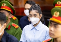  CLIP: Hằng Du Mục bật khóc khi luật sư đề cập 'bị cáo vẫn phải vắt sữa vì đang nuôi con nhỏ'